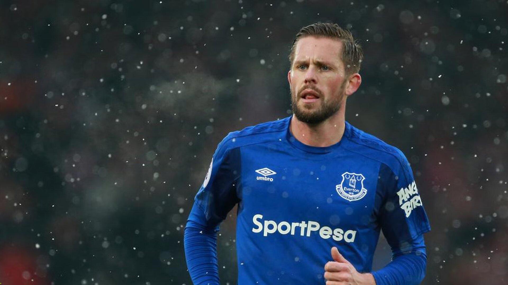 裁判争议再起！VAR判罚引发球迷与球员激烈质疑