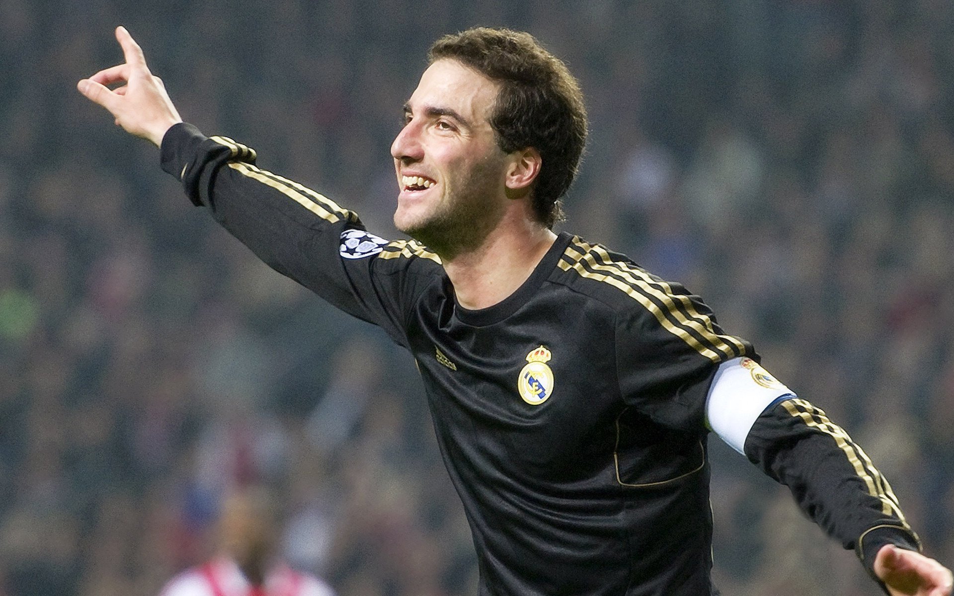 亚冠联赛激战正酣，中超双雄遭遇强敌，日韩球队展现统治力