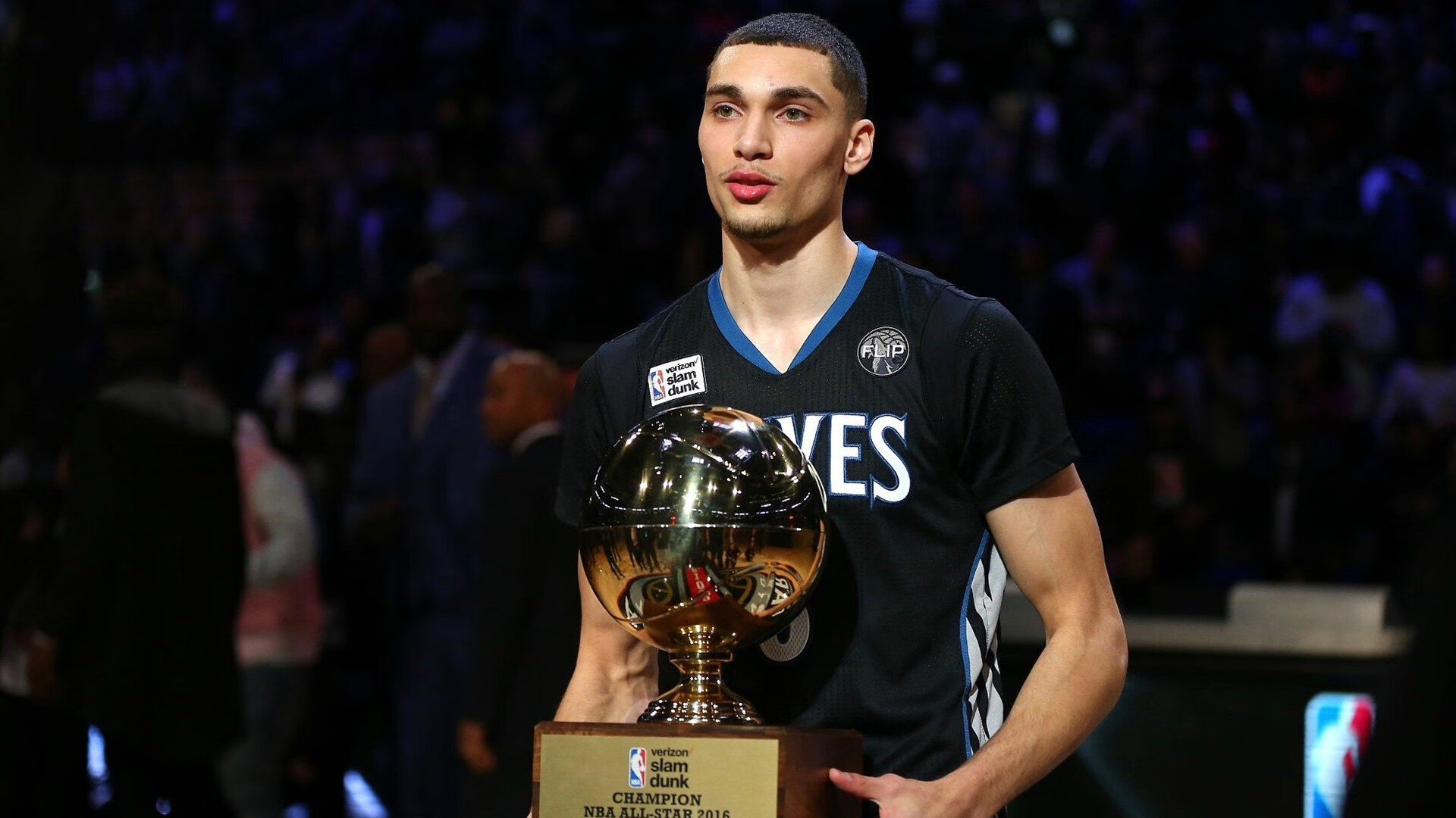 梅西第八次捧起金球奖 传奇生涯再添璀璨篇章